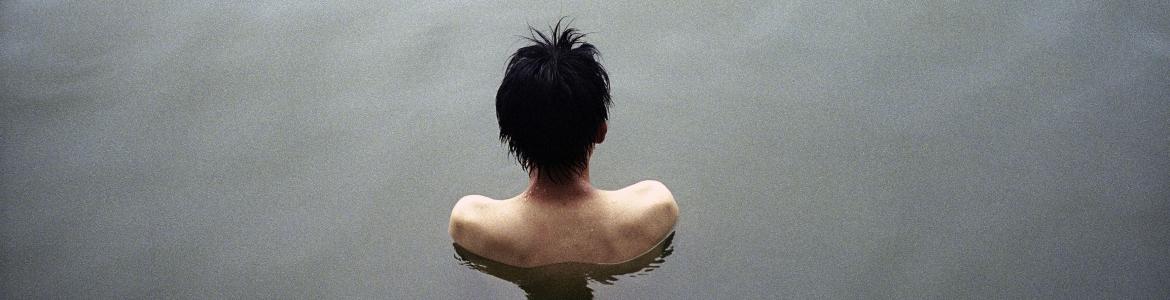 Niño bañándose en el agua