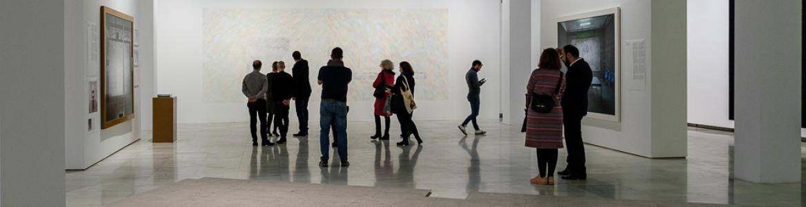 Grupo de gente visitando una exposición