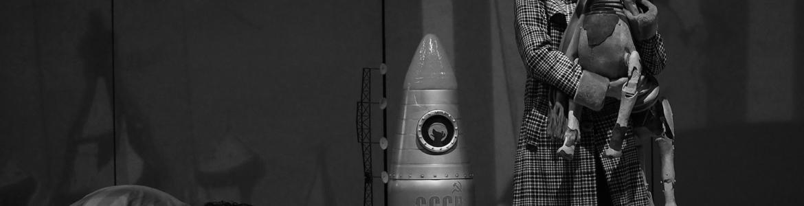 Laika imagen de una nave espacial y dos actores del espectáculo Laika