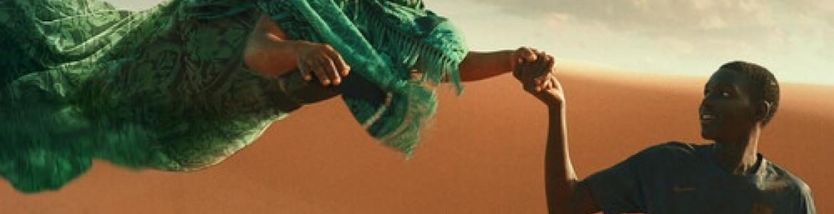 IMAGEN PELÍCULA YO, CAPITÁN MUJER Y CHICO EN DESIERTO