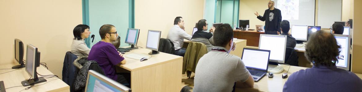 Imagen de aula en la que se está impartiendo clase