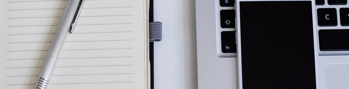 Formación alzheimer Teclado ordenador, teléfono, cuaderno y bolígrafo
