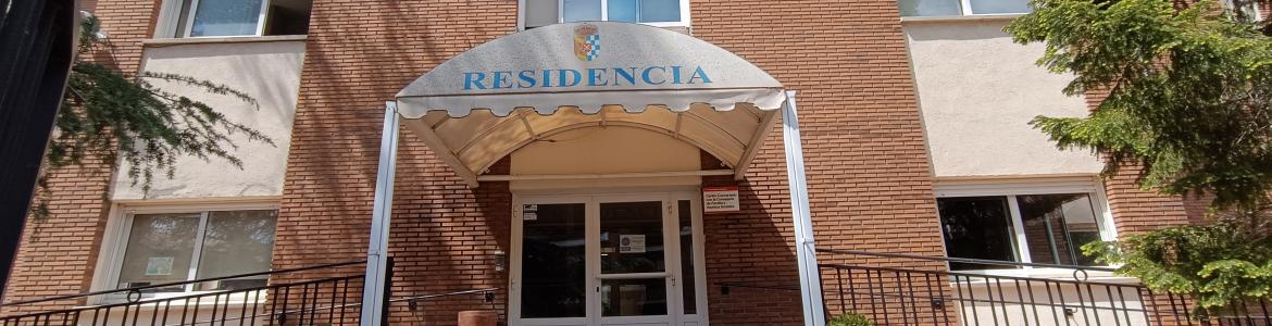 Vista frontal entrada residencia de mayores