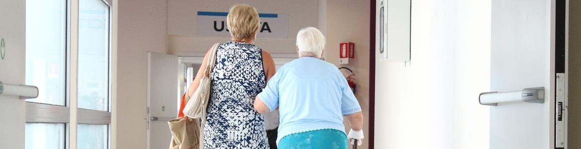 Mujer mayor caminando acompañada de otra mujer 