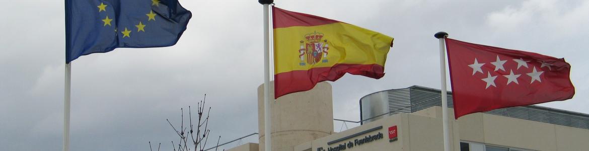 Hospital Universitario de Fuenlabrada Edificio al fondo de unas banderas
