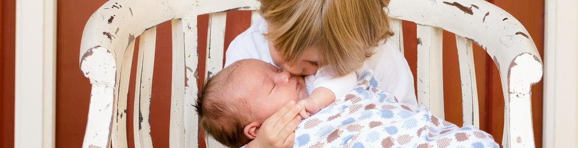 Niño y bebé sentados en un banco