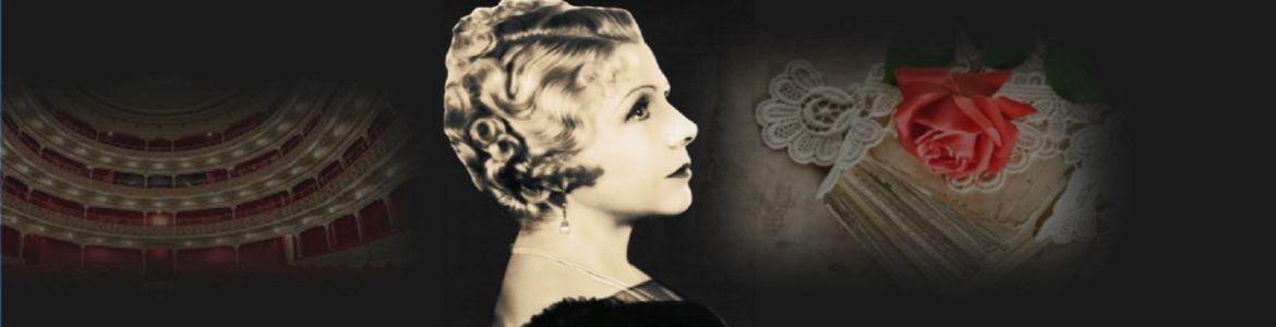 Catalina Bárcena sobre fondo teatro y rosas