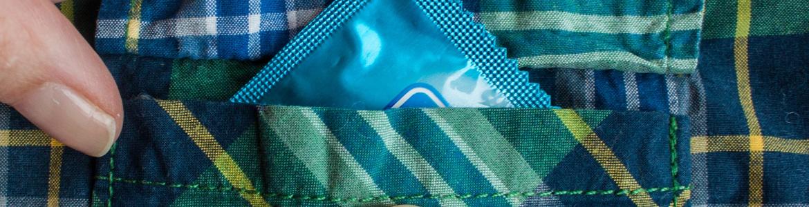 Preservativo en bolsillo de una camisa