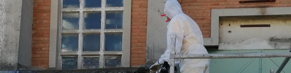 Imagen escalera y trabajador amianto