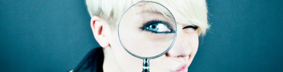 Mujer observando a través de lupa