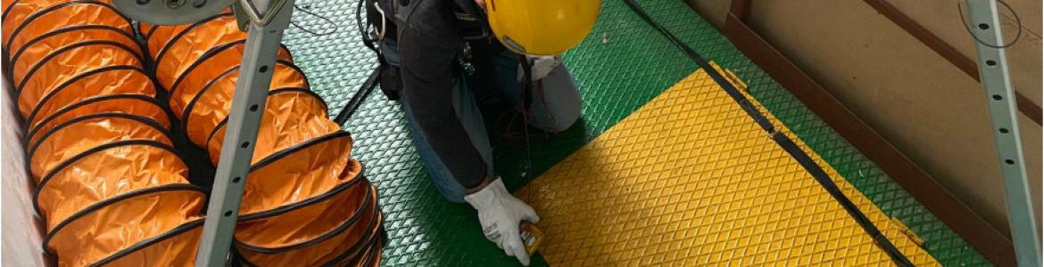 Imagen trabajador en cesta encima de un silo