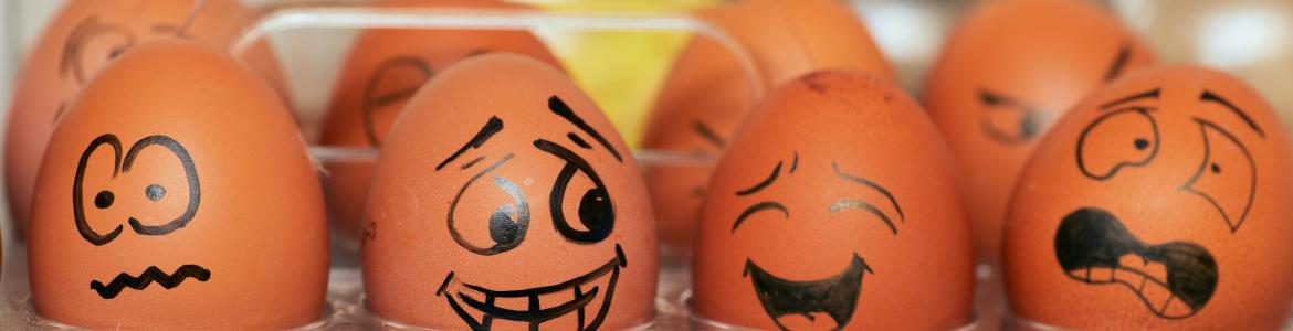 huevos pintados con diferentes expresiones
