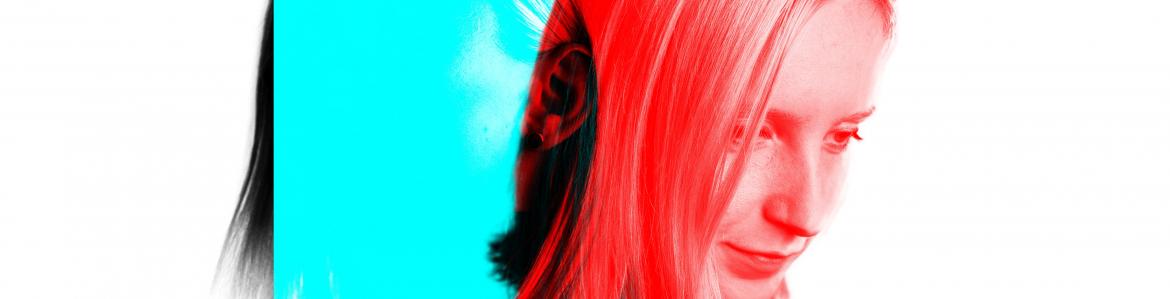Imagen mujer en rojo y azul