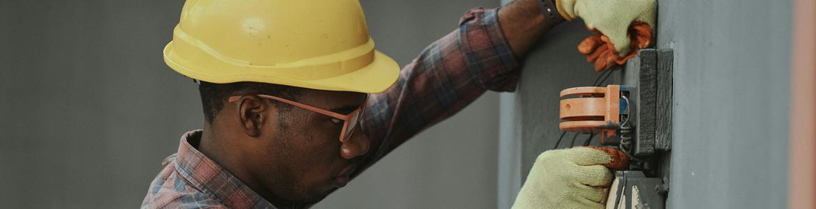 Imagen trabajador cuadro eléctrico
