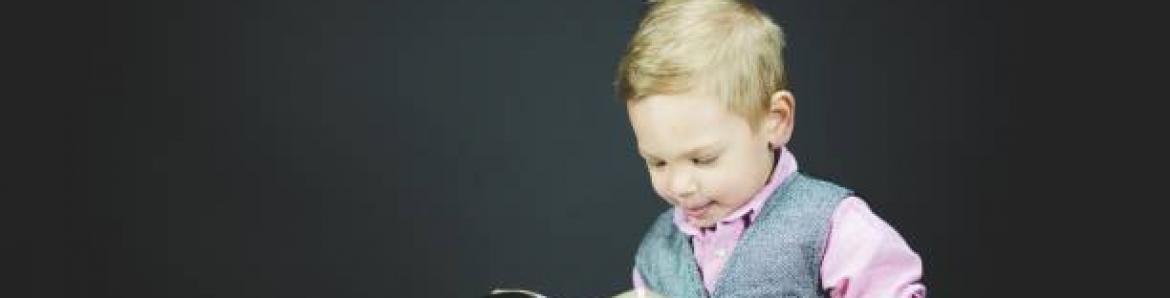 Imagen niño leyendo