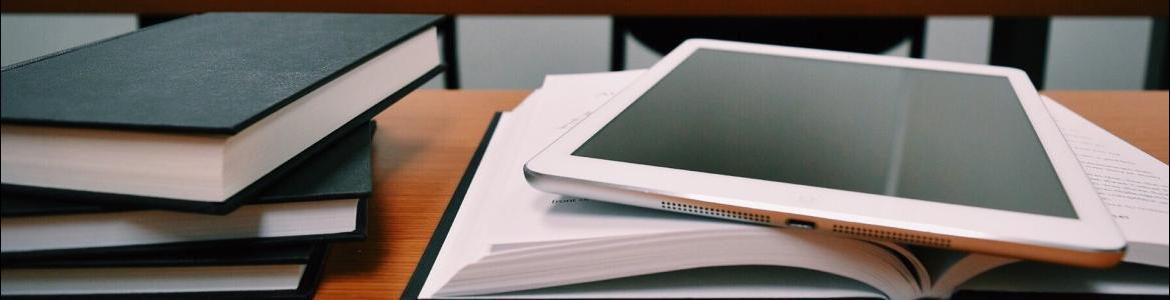 Solicita tu... Admisión en Educación Infantil, Obligatoria y Bachillerato Libros con tablet