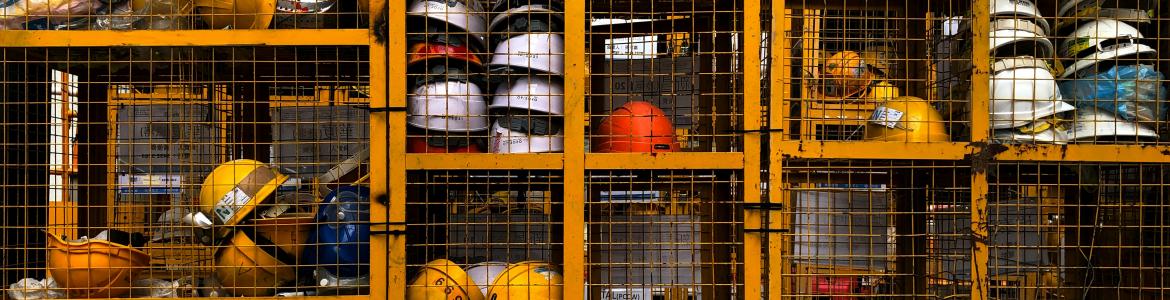 Irsst taller desorden de seguridad Cascos desordenados