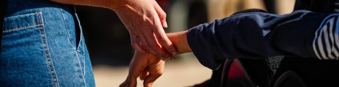 La Comunidad de Madrid aumenta cerca del 20% las plazas en residencias con centro ocupacional para discapacidad intelectual Unas manos cogidas en un parque