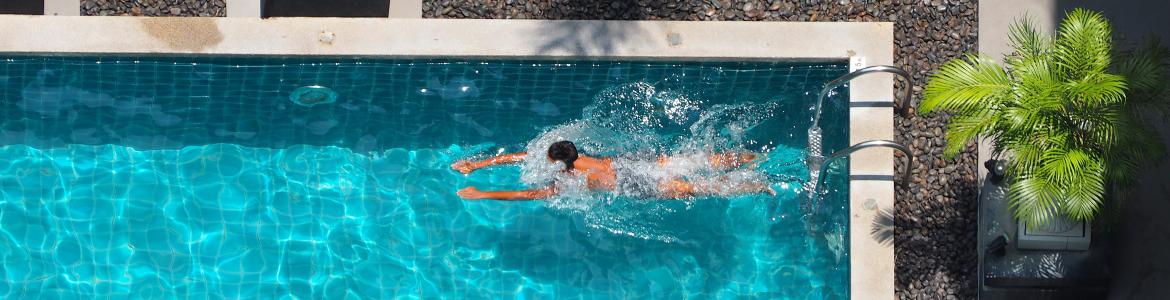 imagen cenital de persona nadando en piscina