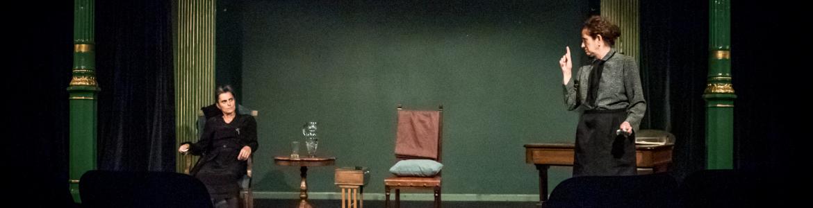 Teatro íntimo representando Bernarda y Poncia (silencio, nadie diga nada)