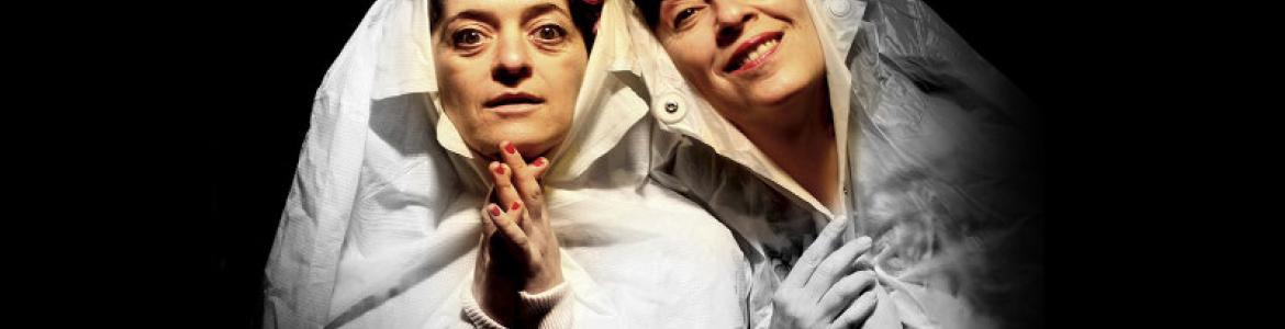 fotografía de dos mujeres vestidas de blanco
