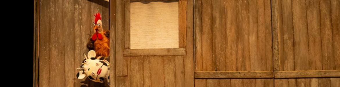 imagen de tres marionetas , dos vacas y una gallina, asomando tras una puerta 