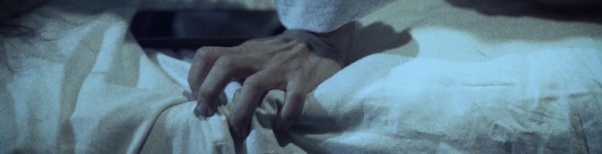 imagen de una mano agarrando una sábana