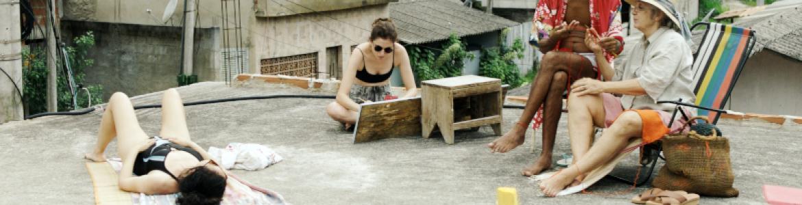 Fotograma de cuatro personas tomando el sol en una azotea 