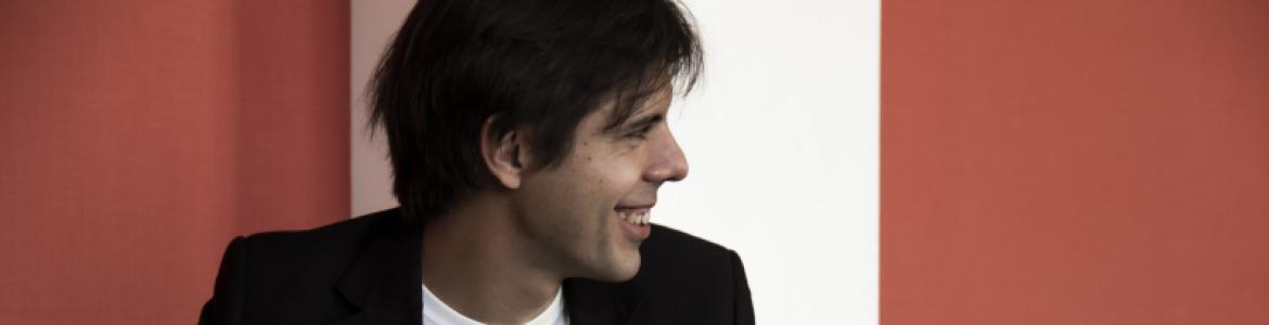 Fotografía de Pedro Barragán tocando una guitarra fotografía realizada por Hazeina