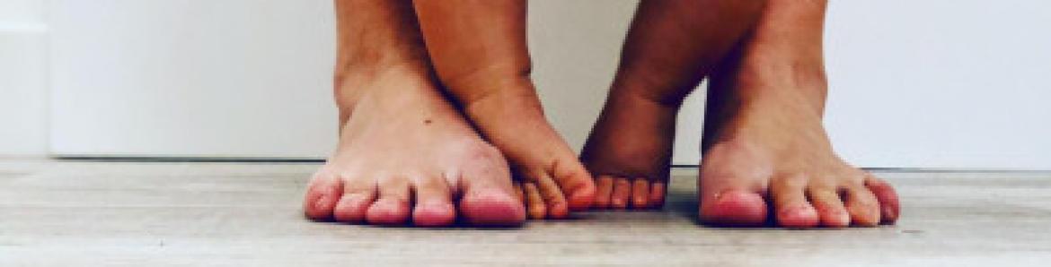 imagen de los pies descalzos de un bebé y los de un adulto