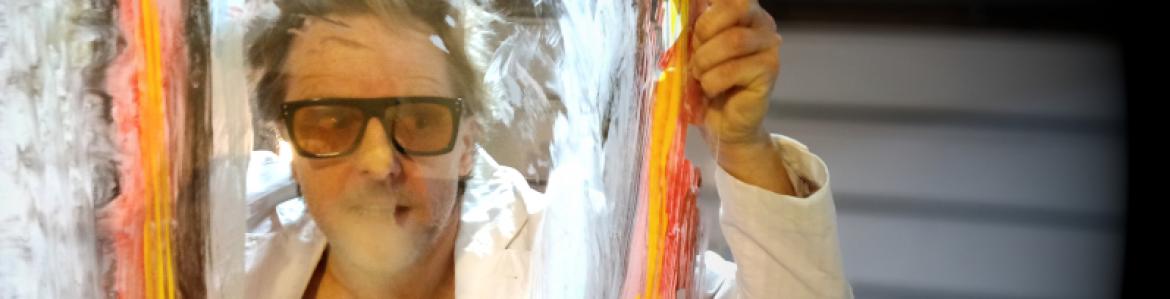 Fotografía de Juan Díaz tras un lienzo transparente