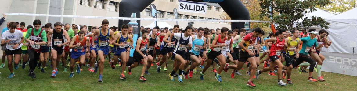 Corredores participando en una carrera de cross