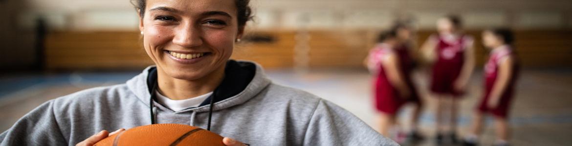 Deportista sosteniendo una pelota de valoncesto