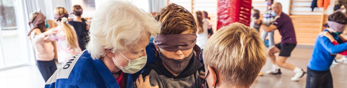 Varios niños con los ojos vendados simulando una actividad deportiva para personas con discapacidad