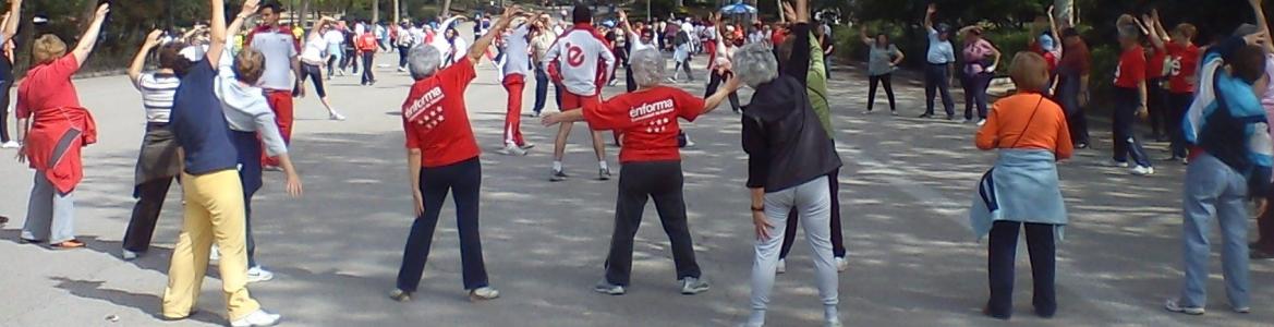 Personas mayores en una clase colectiva del programa enforma en el parque