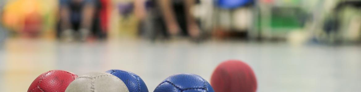 Personas practicando boccia