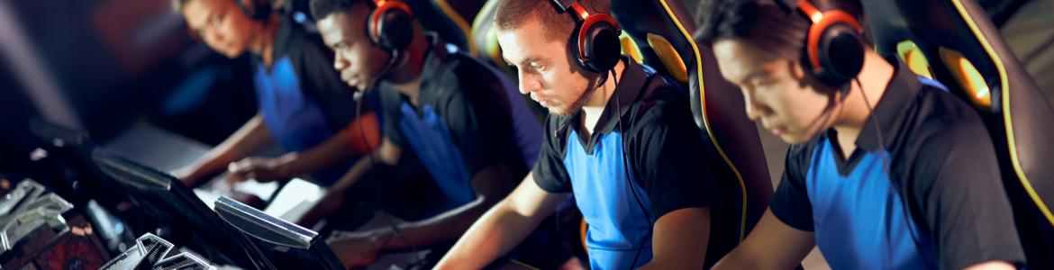 Equipo de jugadores de e-sports alineados frente a sus ordenadores