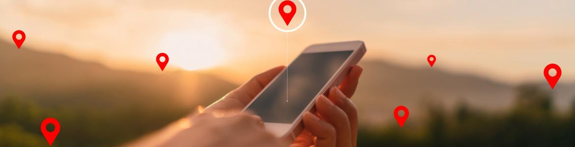 Mano de hombre manejando el teléfono para ubicarse