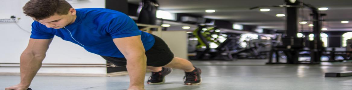 Hombre realizando una plancha en el gimnasio