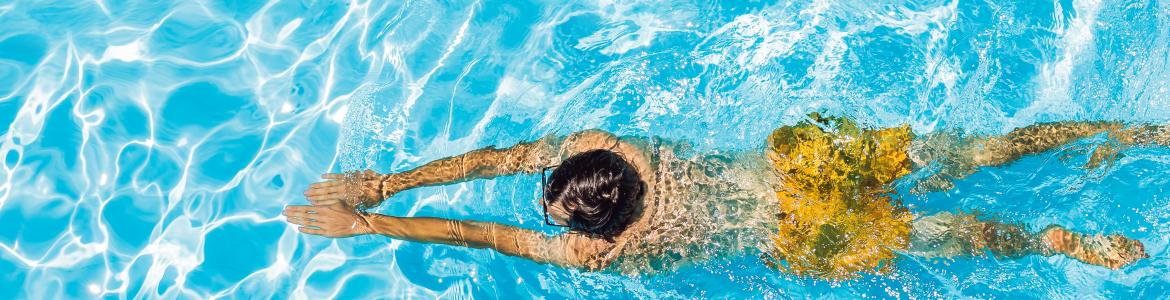 Niño buceando en piscina