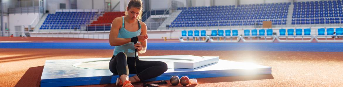 Atleta se envuelve vendas en la muñeca