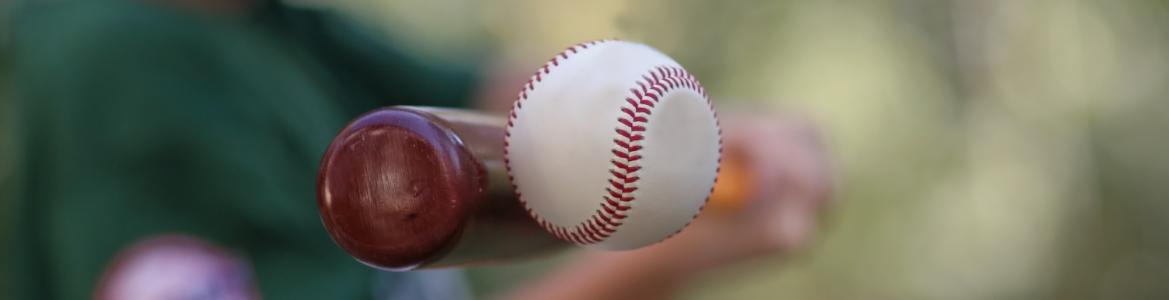 jugador de béisbol en el momento de impactar a la bola con el bate