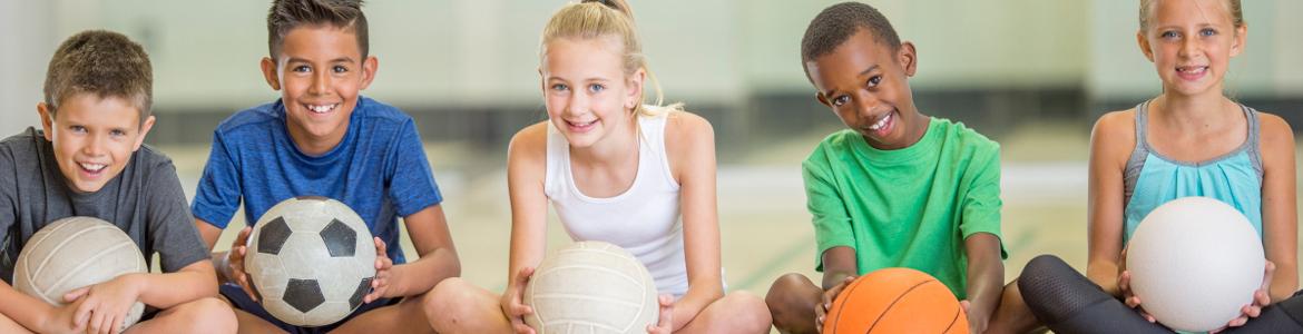 Niños sonrientes con balones