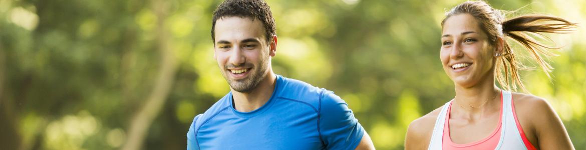 Pareja joven corriendo