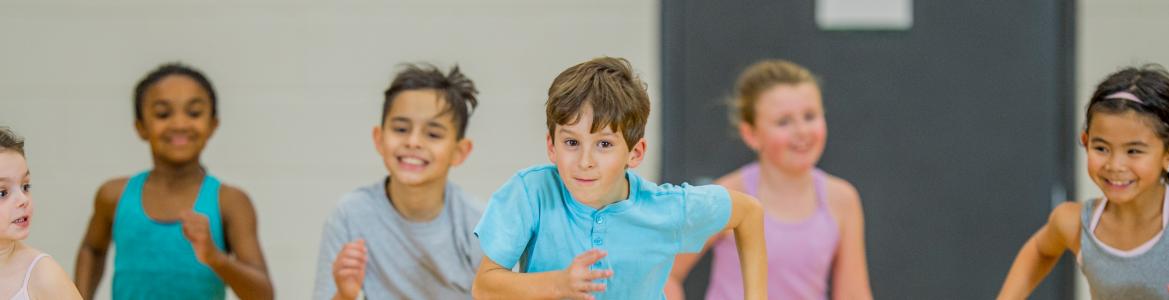 Niños corriendo
