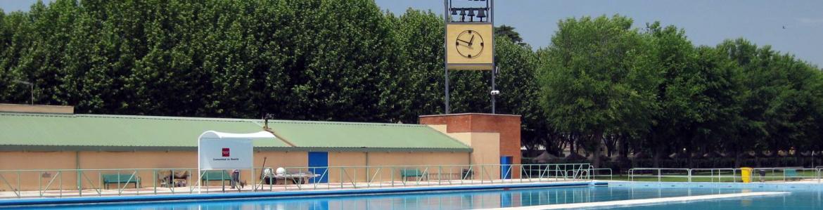 Piscina y reloj del Parque deportivo Puerta de Hierro