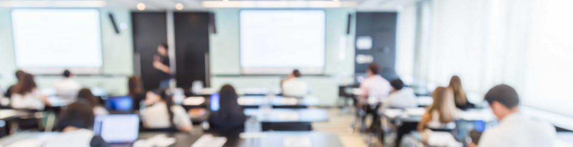 Oposiciones de Secundaria y RE 2023 Sala con alumnos y profesor al fondo