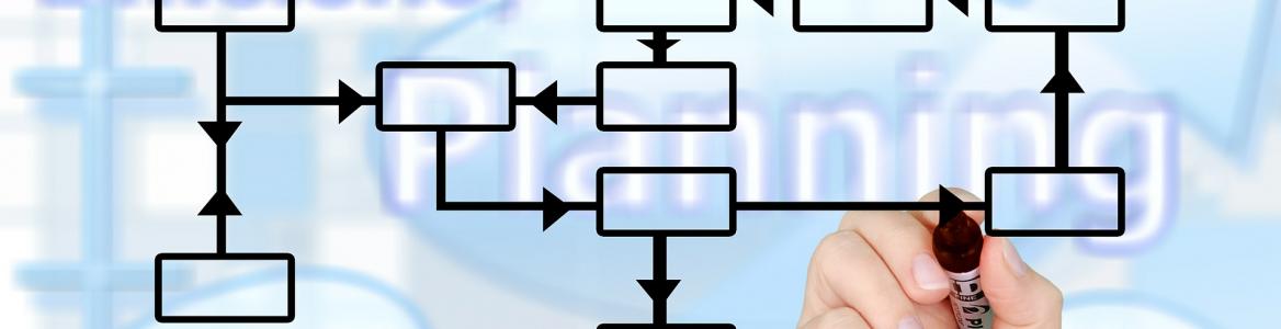 Imagen de mano dibujando diagrama sobre pantalla transparente