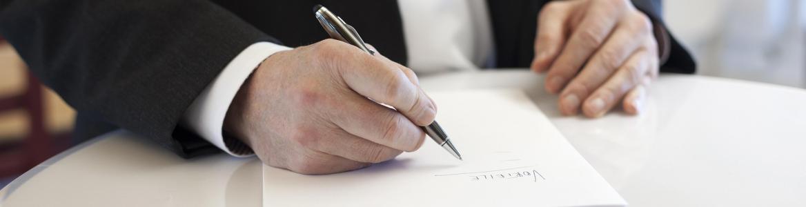 Firma de contrato Persona firmando un contrato