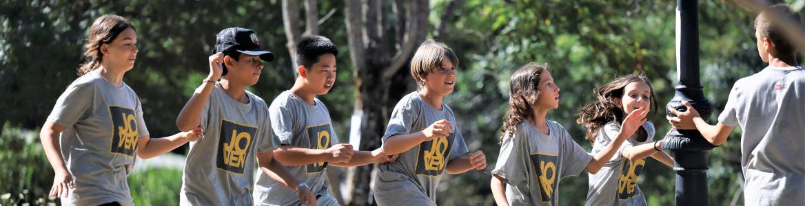 Grupo de jóvenes corriendo en un campamento